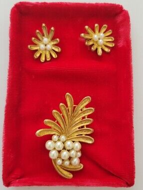 Vintage Unsigned Flower Faux Pearl Gold Tone Brooch Pin Clip On Earrings Set